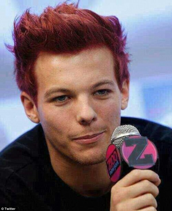 En riktning är Louis Tomlinson Färgämnen hans hår rött för Comic Relief 